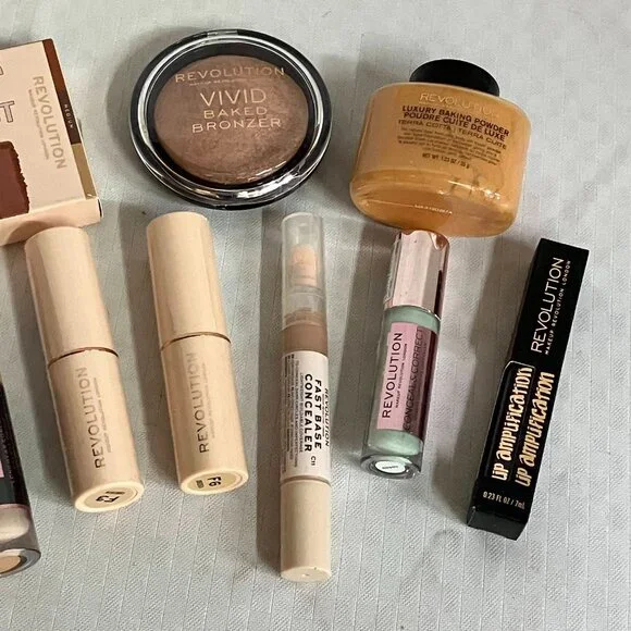 Revolution 10-Piece Full Face Makeup Set Glow, Contour, Conceal & More - Picture 3 of 3
